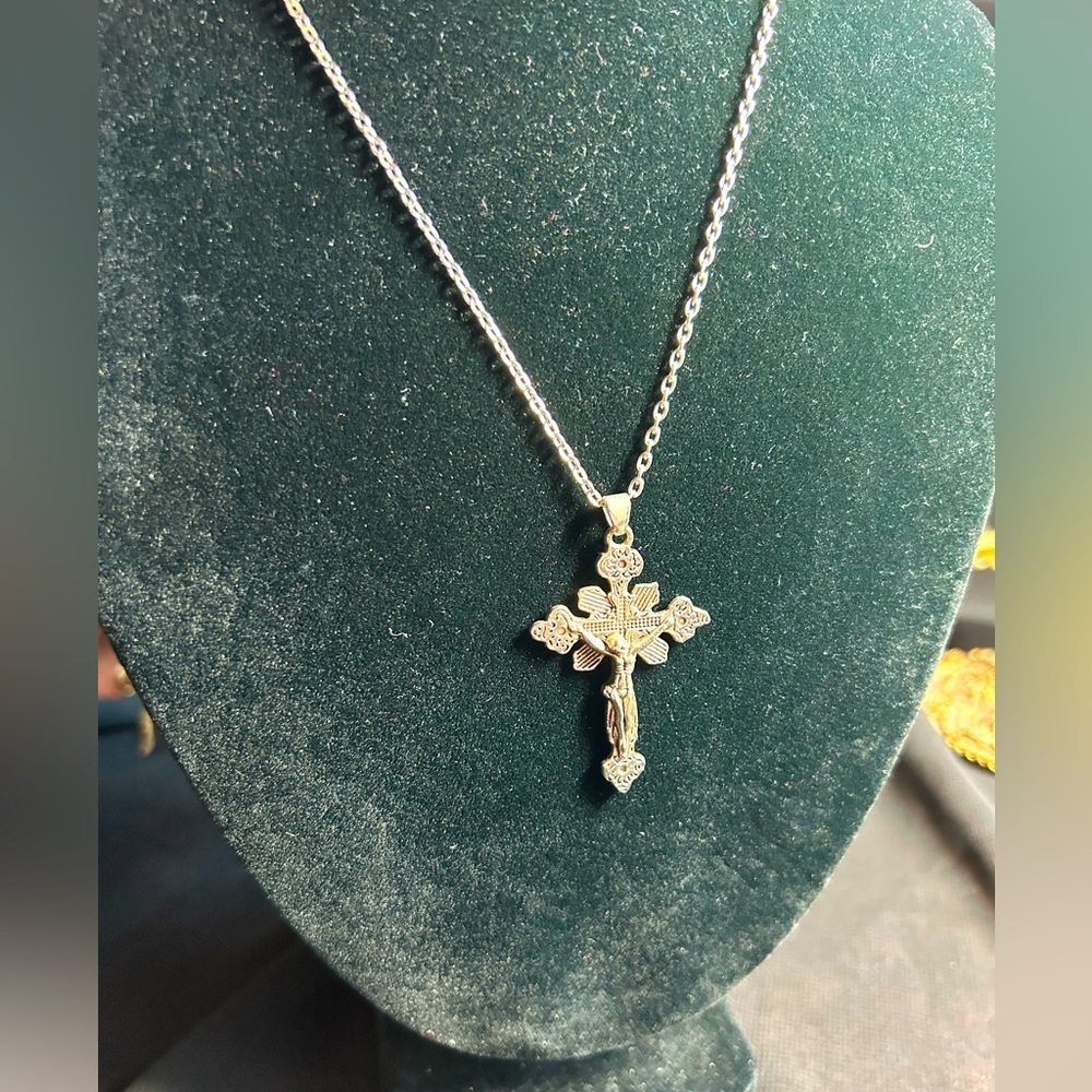 Elegant Silver tone metal Cross Pendant Necklace, unbranded. - Picture 1 of 5